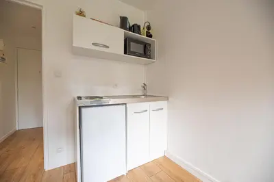 Cuisine ou kitchenette dans l'établissement Studio near Bois de Vincennes