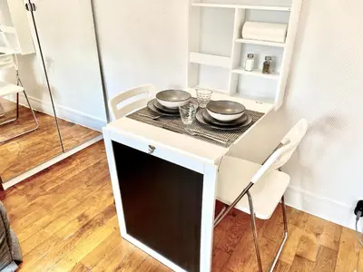 Cuisine ou kitchenette dans l'établissement Steps to Arc De Triomphe, Paris 17 Studio