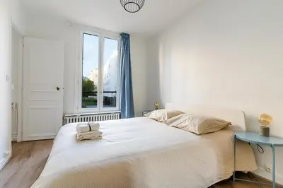 Un ou plusieurs lits dans un hébergement de l'établissement Stylish Getaway in Boulogne I Quick Paris Access