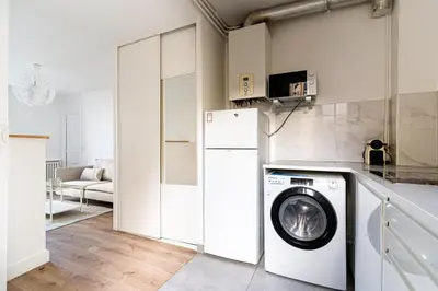 Cuisine ou kitchenette dans l'établissement Stylish Getaway in Boulogne I Quick Paris Access
