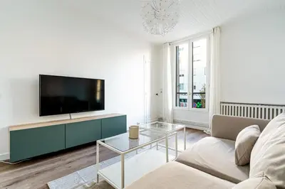Télévision ou salle de divertissement dans l'établissement Stylish Getaway in Boulogne I Quick Paris Access