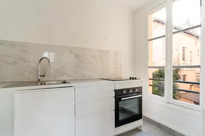 Cuisine ou kitchenette dans l'établissement Stylish Getaway in Boulogne I Quick Paris Access