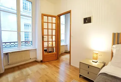 Un ou plusieurs lits dans un hébergement de l'établissement Calm apt 60m2 near Notre-Dame and Seine 2bdrs N4-4b