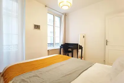 Un ou plusieurs lits dans un hébergement de l'établissement Calm apt 60m2 near Notre-Dame and Seine 2bdrs N4-4b