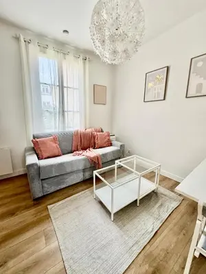 Coin salon dans l'établissement Comfort & Light in Boulogne I 10 Min to Paris Metro