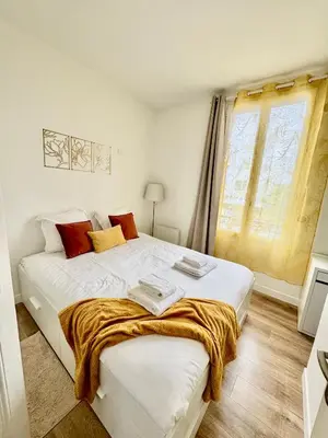 Un ou plusieurs lits dans un hébergement de l'établissement Comfort & Light in Boulogne I 10 Min to Paris Metro