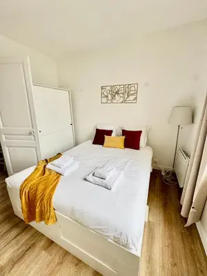Un ou plusieurs lits dans un hébergement de l'établissement Comfort & Light in Boulogne I 10 Min to Paris Metro