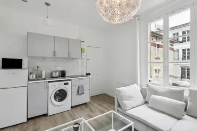 Cuisine ou kitchenette dans l'établissement Comfort & Light in Boulogne I 10 Min to Paris Metro