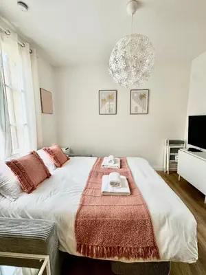 Un ou plusieurs lits dans un hébergement de l'établissement Comfort & Light in Boulogne I 10 Min to Paris Metro