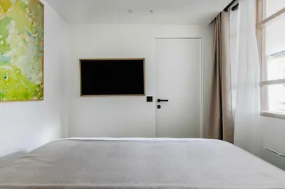 Télévision ou salle de divertissement dans l'établissement Magnificent apartment -1BR-4P- Canal Saint-Martin
