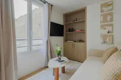 Télévision ou salle de divertissement dans l'établissement Magnificent apartment -1BR-4P- Canal Saint-Martin