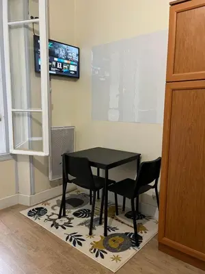 Télévision ou salle de divertissement dans l'établissement spacieux appartement Paris Gambetta