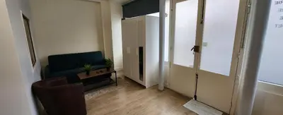 Télévision ou salle de divertissement dans l'établissement spacieux appartement Paris Gambetta