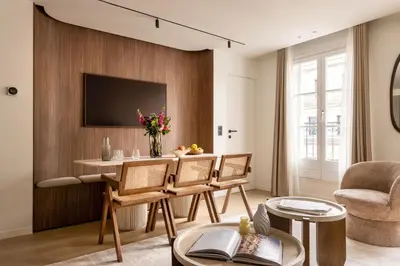 Télévision ou salle de divertissement dans l'établissement Magnificent apartment -2BR-6P- Musée du Louvre