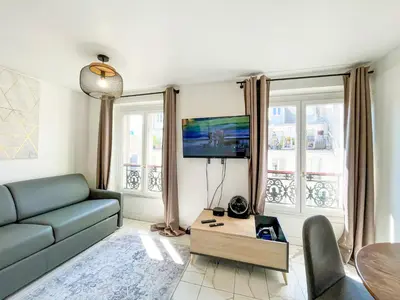 Télévision ou salle de divertissement dans l'établissement Appartement 03 - Paris Faubourg Bail Mobilité