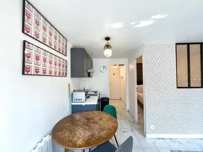 Cuisine ou kitchenette dans l'établissement Appartement 03 - Paris Faubourg Bail Mobilité