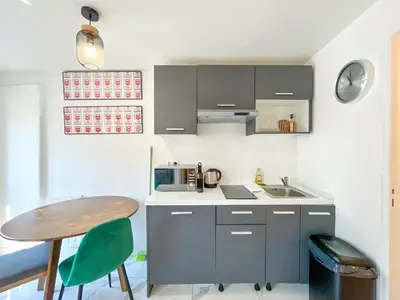 Cuisine ou kitchenette dans l'établissement Appartement 03 - Paris Faubourg Bail Mobilité