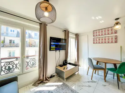 Télévision ou salle de divertissement dans l'établissement Appartement 03 - Paris Faubourg Bail Mobilité