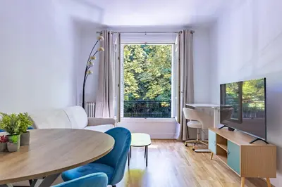 Télévision ou salle de divertissement dans l'établissement Romantique 4 Étoiles ,Appartement Chic près du Canal, Paris