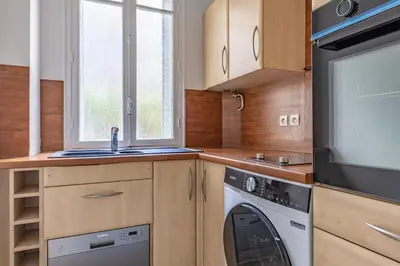Cuisine ou kitchenette dans l'établissement Romantique 4 Étoiles ,Appartement Chic près du Canal, Paris