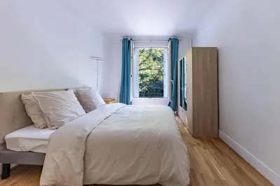 Un ou plusieurs lits dans un hébergement de l'établissement Romantique 4 Étoiles ,Appartement Chic près du Canal, Paris