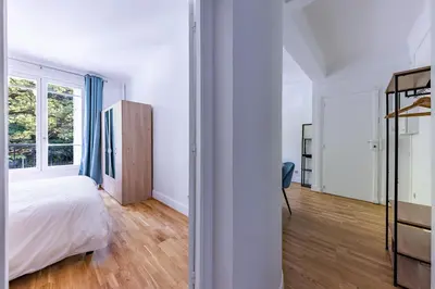 Un ou plusieurs lits dans un hébergement de l'établissement Romantique 4 Étoiles ,Appartement Chic près du Canal, Paris