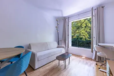 Coin salon dans l'établissement Romantique 4 Étoiles ,Appartement Chic près du Canal, Paris