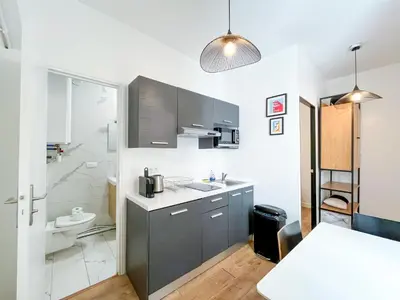 Cuisine ou kitchenette dans l'établissement Appartement 06 - Paris Faubourg Bail Mobilité
