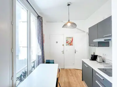 Cuisine ou kitchenette dans l'établissement Appartement 06 - Paris Faubourg Bail Mobilité