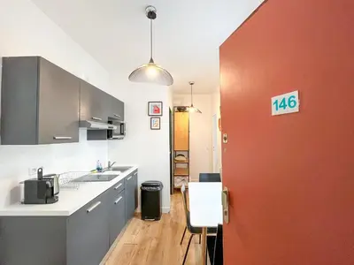 Cuisine ou kitchenette dans l'établissement Appartement 06 - Paris Faubourg Bail Mobilité