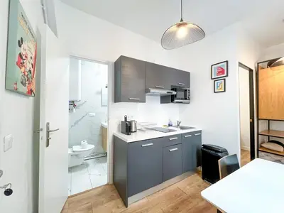 Cuisine ou kitchenette dans l'établissement Appartement 06 - Paris Faubourg Bail Mobilité