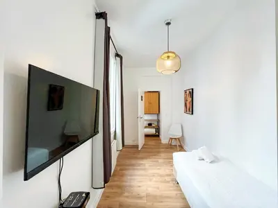 Télévision ou salle de divertissement dans l'établissement Appartement 06 - Paris Faubourg Bail Mobilité