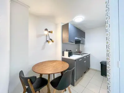 Cuisine ou kitchenette dans l'établissement Appartement 09 - Paris Faubourg Bail Mobilité