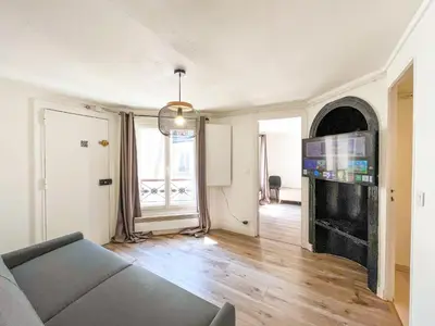 Télévision ou salle de divertissement dans l'établissement Appartement 09 - Paris Faubourg Bail Mobilité