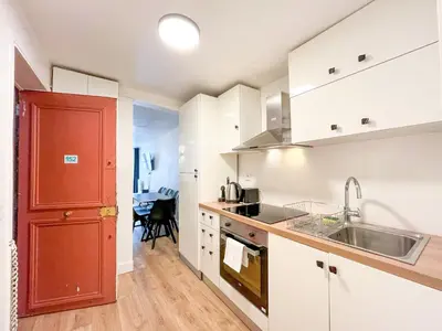Cuisine ou kitchenette dans l'établissement Appartement 12 - Paris Faubourg Bail Mobilité