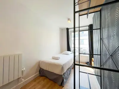 Un ou plusieurs lits dans un hébergement de l'établissement Appartement 12 - Paris Faubourg Bail Mobilité