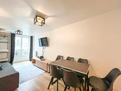 Télévision ou salle de divertissement dans l'établissement Appartement 12 - Paris Faubourg Bail Mobilité