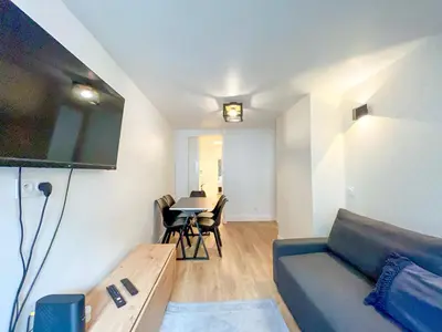 Télévision ou salle de divertissement dans l'établissement Appartement 12 - Paris Faubourg Bail Mobilité