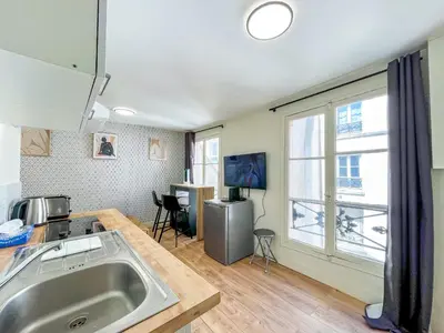 Télévision ou salle de divertissement dans l'établissement Studio 13 - Paris Faubourg Bail Mobilité