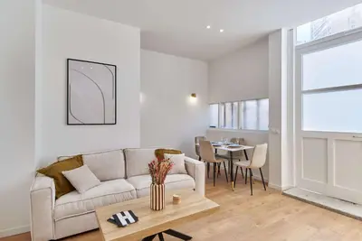 Coin salon dans l'établissement Residence with AC apartments Buttes Chaumont Park