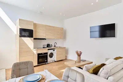 Cuisine ou kitchenette dans l'établissement Residence with AC apartments Buttes Chaumont Park