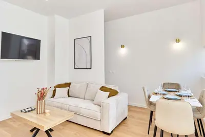 Télévision ou salle de divertissement dans l'établissement Residence with AC apartments Buttes Chaumont Park
