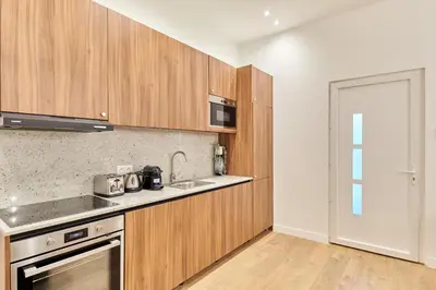 Cuisine ou kitchenette dans l'établissement Residence with AC apartments Buttes Chaumont Park