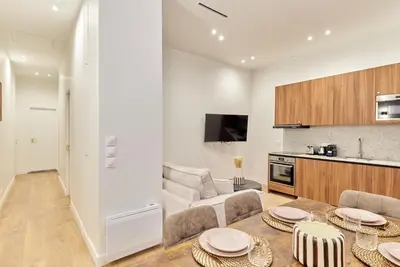 Cuisine ou kitchenette dans l'établissement Residence with AC apartments Buttes Chaumont Park