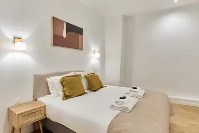 Un ou plusieurs lits dans un hébergement de l'établissement Residence with AC apartments Buttes Chaumont Park