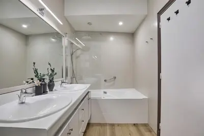 Salle de bains dans l'établissement Han - 3 chambres et balcon à Trocadéro