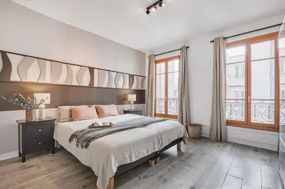 Un ou plusieurs lits dans un hébergement de l'établissement Han - 3 chambres et balcon à Trocadéro