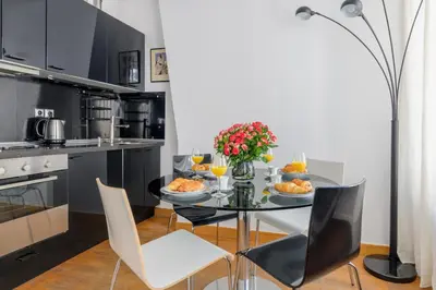 Cuisine ou kitchenette dans l'établissement Paris St Germain Central residence