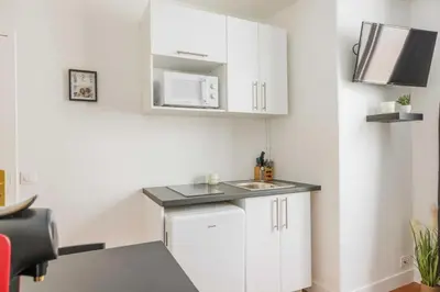 Cuisine ou kitchenette dans l'établissement Cozy Studio Place de la Bastille 2P