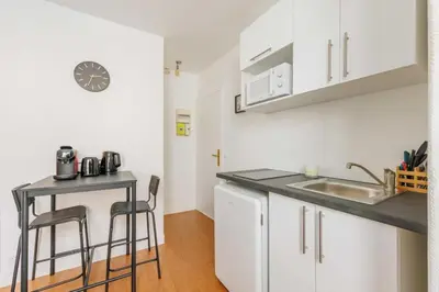 Cuisine ou kitchenette dans l'établissement Cozy Studio Place de la Bastille 2P